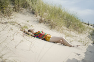 Woman relaxing on the beach - KNSF04334