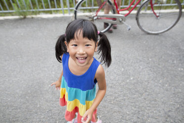 Ein junges Mädchen mit Zöpfen lächelt in die Kamera. - MINF01736