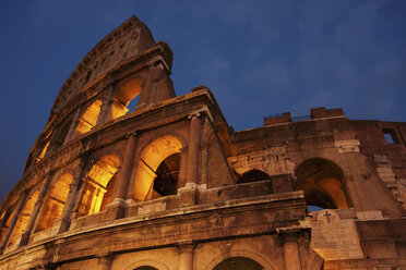 Niedrige Engelsansicht des Kolosseums in Rom in der Abenddämmerung. - MINF01780