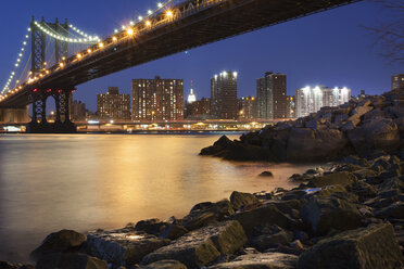 Nächtlicher Blick auf Manhattan von Brooklyn aus, mit der Manhattan Bridge, die den East River überspannt. - MINF01782