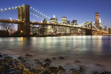 Nächtlicher Blick auf Manhattan von Brooklyn aus, mit der Brooklyn Bridge, die den East River überspannt. - MINF01783