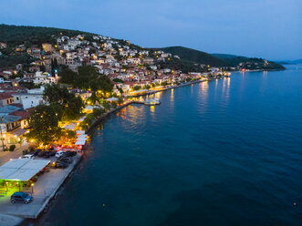 Griechenland, Ägäisches Meer, Pagasetischer Golf, Afissos am Abend - AMF05834