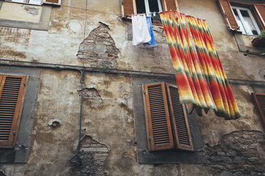 Wäsche hängt an Wäscheleinen hoch über der Straße in Cortona, einer historischen Stadt in der Toskana, - MINF01816