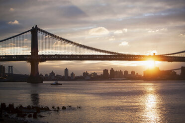 Sonnenuntergang hinter der Manhattan-Brücke, New York City, USA - ISF16983