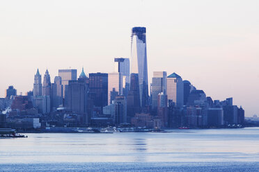Skyline von Manhattan und Wasserfront bei Sonnenuntergang, New York City, USA - ISF16984