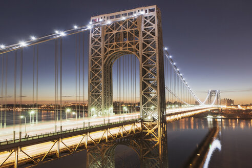 George-Washington-Brücke in der Abenddämmerung, New York City, USA - ISF16989