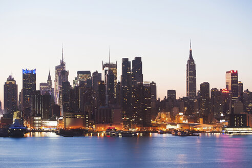 Skyline von Manhattan und Uferpromenade in der Abenddämmerung, New York City, USA - ISF16991
