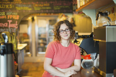 Ein Café in High Falls mit dem Namen The Last Bite: Eine Frau lehnt an der Theke neben der Kaffeemaschine. - MINF01831