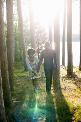 Ein glückliches Paar an einem schattigen Platz im Wald im Sommer. - MINF01878