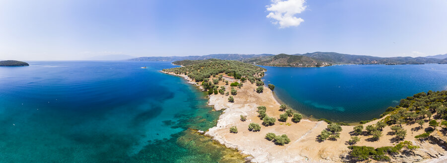 Griechenland, Thessalien, Volos, Pagasetischer Golf, Halbinsel Pelion, Sund von Trikeri, Luftaufnahme von der Bucht von Milina zur Insel Alatas - AMF05849