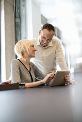 Büroalltag: Zwei Personen teilen sich einen digitalen Tisch in einem Büro. - MINF01907