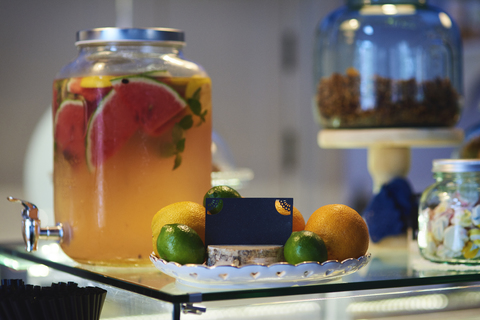 Glas mit frischer Limonade und Früchten, lizenzfreies Stockfoto