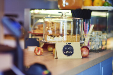 Straßencafé, Zeichen gesunder Snack, 100 Prozent natürlich - ABIF00735