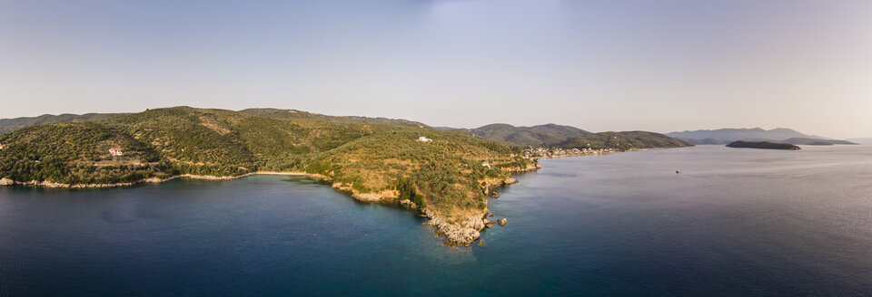 Griechenland, Ägäisches Meer, Pagasetischer Golf, Halbinsel Pelion, Sund von Trikeri, Bucht von Milina am Abend - AMF05853