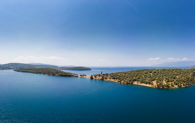 Griechenland, Ägäisches Meer, Pagasetischer Golf, Blick von der Bucht von Milina auf die Insel Alatas - AMF05855