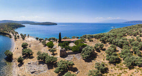 Griechenland, Ägäisches Meer, Pagasetischer Golf, Blick von der Bucht von Milina auf die Insel Alatas, Kloster der Heiligen Vierzig - AMF05856