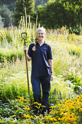 Gärtnerin in den Waterperry Gardens in Oxfordshire. - MINF01941
