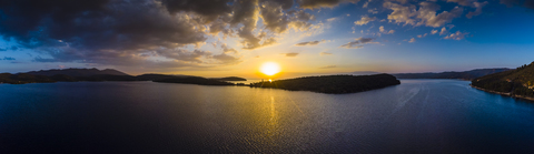 Griechenland, Ägäisches Meer, Pagasetischer Golf, Halbinsel Pelion, Sund von Trikeri, Luftaufnahme von der Bucht von Milina zur Insel Alatas mit dem Kloster der Heiligen Vierzig bei Sonnenuntergang, lizenzfreies Stockfoto