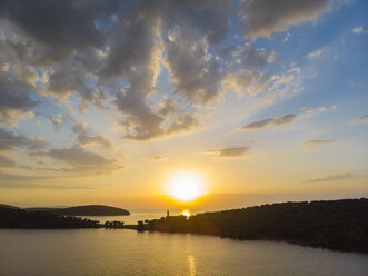 Griechenland, Ägäisches Meer, Pagasetischer Golf, Halbinsel Pelion, Sund von Trikeri, Luftaufnahme von der Bucht von Milina zur Insel Alatas mit dem Kloster der Heiligen Vierzig bei Sonnenuntergang - AMF05868