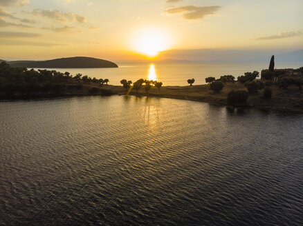 Griechenland, Ägäisches Meer, Pagasetischer Golf, Halbinsel Pelion, Sund von Trikeri, Luftaufnahme von der Bucht von Milina zur Insel Alatas mit dem Kloster der Heiligen Vierzig bei Sonnenuntergang - AMF05869