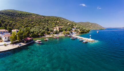 Griechenland, Ägäisches Meer, Pagasetischer Golf, Halbinsel Pelion, Luftaufnahme des Fischerdorfes und der Bucht von Kottes - AMF05872