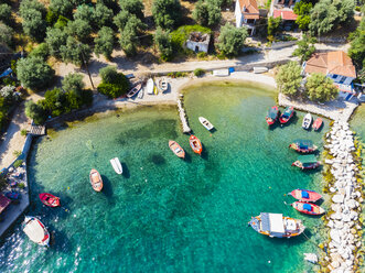 Griechenland, Ägäisches Meer, Pagasetischer Golf, Halbinsel Pelion, Luftaufnahme des Fischerdorfes und der Bucht von Kottes - AMF05876