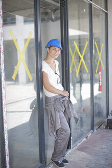 Porträt einer Bauarbeiterin auf einer Baustelle - ISF17004