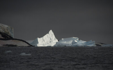 Eisberg entlang der antarktischen Halbinsel. - MINF02072