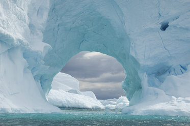 Eisberg entlang der antarktischen Halbinsel. - MINF02073