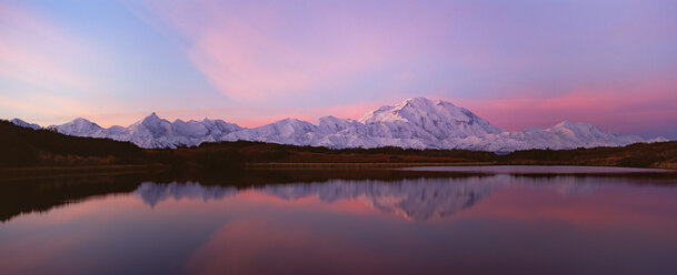 Sonnenuntergang, Mount McKinley im Denali National Park, Alaska spiegelt sich im Reflection Pond. - MINF02075