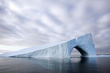 Ein Eisberg auf dem Wasser der Baffin Bay, mit einem natürlichen Bogen. - MINF02076