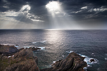 Die Küste von Cabo Sardao in Portugal: Die Sonne scheint durch die Wolken auf das Meer. - MINF02089