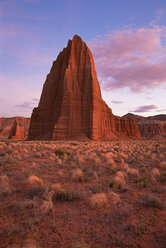 Tempel der Sonne und Tempel des Mondes im Nationalpark Capitol Reef in Utah. - MINF02091