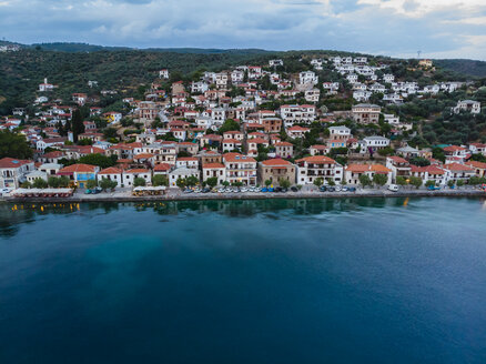 Griechenland, Ägäisches Meer, Pagasetischer Golf, Afissos am Abend - AMF05879