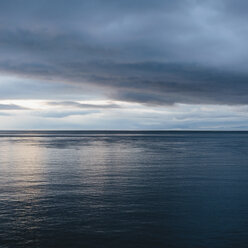 Das Meer und der Himmel über dem Puget Sound in Washington, USA. Der Horizont mit leichten Wolkenschichten darüber. - MINF02119