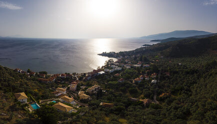 Griechenland, Ägäisches Meer, Pagasetischer Golf, Halbinsel Pelion, Luftaufnahme von Milina am Abend - AMF05886