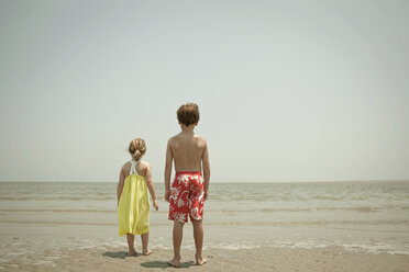 Kinder stehen gemeinsam am Strand - ISF17024