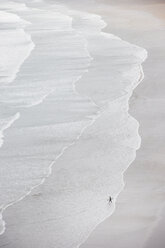 Person allein am Strand, hoher Winkel - ISF17067