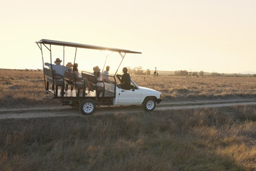 Menschen auf Safari im Geländewagen, Stellenbosch, Südafrika - ISF17074