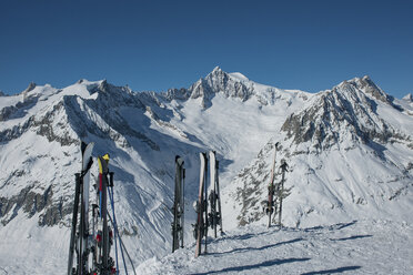 Skier im Schnee stehend in den Bergen - ISF17079