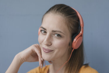 Portrait of a pretty woman, using headphones - JOSF02298