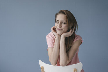 Portrait of a pretty woman, leaning on backrest - JOSF02304