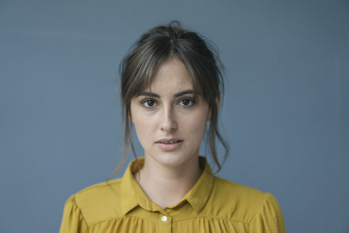Porträt einer jungen Frau mit gelber Bluse - JOSF02353