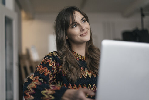 Hübsche Frau mit Laptop - JOSF02363