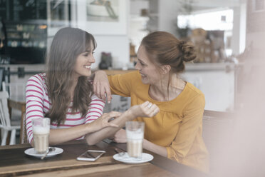 Zwei Freundinnen treffen sich in einem Café und reden - JOSF02391