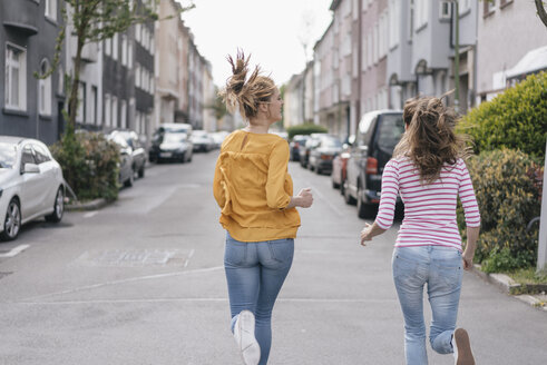 Zwei Freundinnen haben Spaß in der Stadt, beim Laufen - JOSF02397