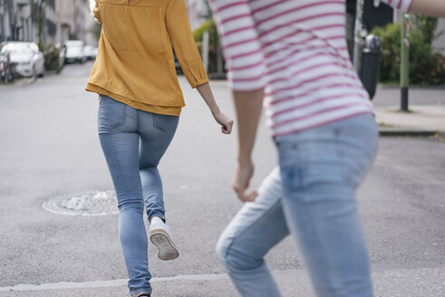 Zwei Freundinnen haben Spaß in der Stadt, beim Laufen - JOSF02399