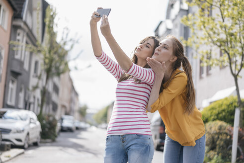 Freundinnen machen ein Selfie in der Stadt - JOSF02405