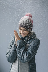 Frau mit Wollmütze im Schnee, Porträt - JOSF02413