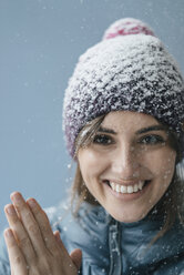 Frau mit Wollmütze im Schnee, Porträt - JOSF02414